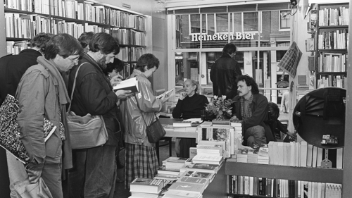 Leo Vroman bij Athenaeum Boekhandel, 1985. Rechts van hem Jan Kuijper. Foto Ewoud de Kat