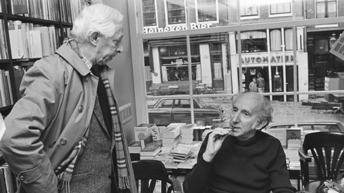Leo Vroman met Bert Voeten bij Athenaeum Boekhandel, 1985. Foto Ewoud de Kat