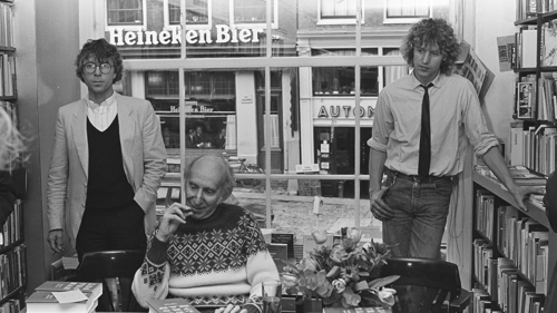 Leo Vroman met Ary Langbroek (links) en Herm Pol (rechts) bij Athenaeum Boekhandel, 1985. Foto Ewoud de Kat