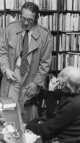 Leo Vroman met Freek de Jonge bij Athenaeum Boekhandel, 1985. Foto Ewoud de Kat